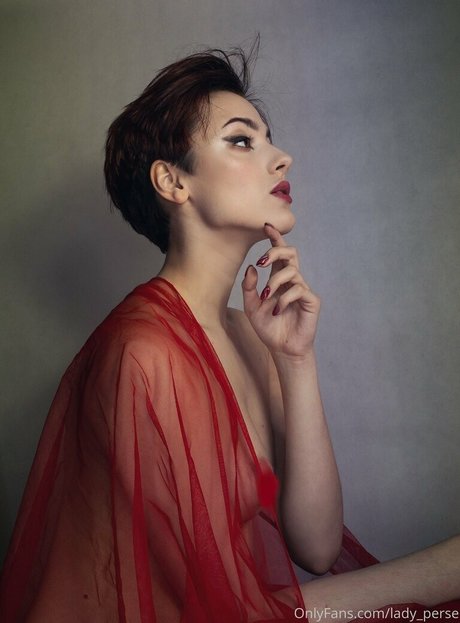 Naakte gelekte OnlyFans-foto van Lady Perse