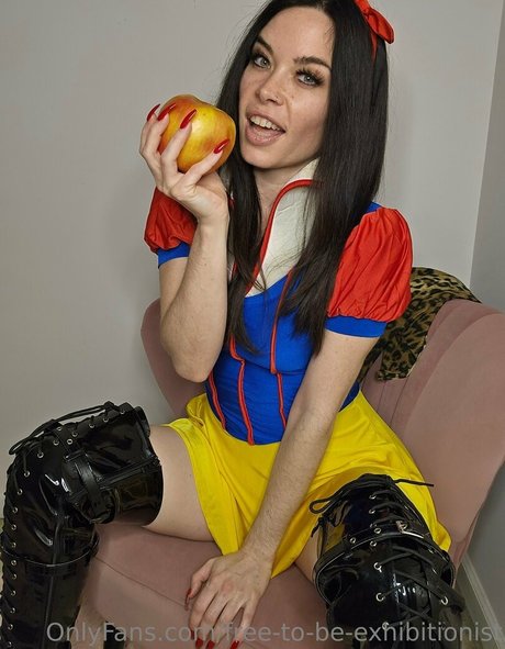 Naakte gelekte OnlyFans-foto van Freetobeexhibitionist
