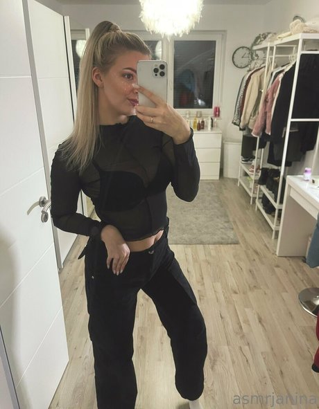 Naakte gelekte OnlyFans-foto van Asmrjanina