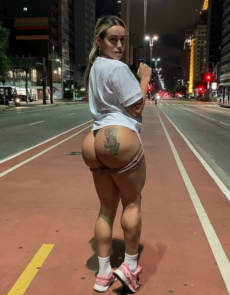 Naakte gelekte OnlyFans-foto van Emily Narizinho