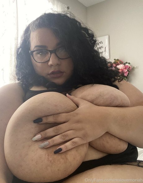 Naakte gelekte OnlyFans-foto van Mslovemoriah