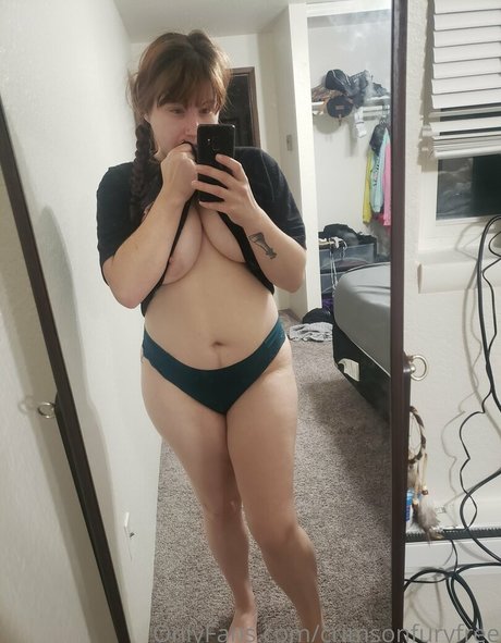 Naakte gelekte OnlyFans-foto van Crimsonfuryfree