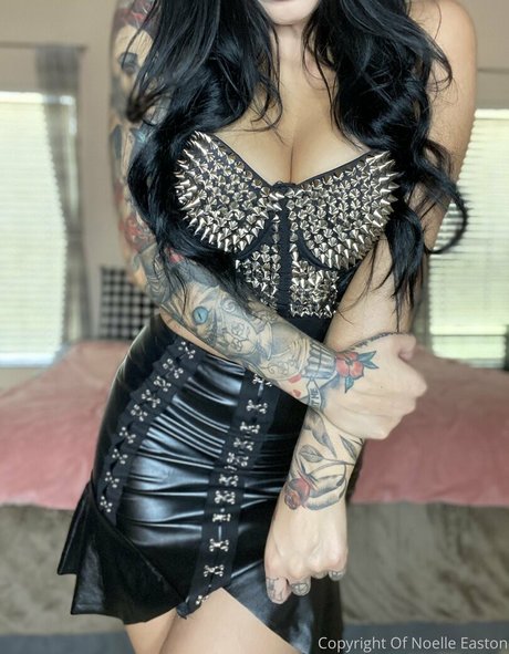 Naakte gelekte OnlyFans-foto van Thenoelleeaston