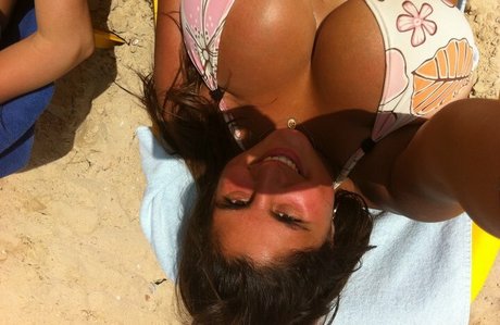 Naakte gelekte OnlyFans-foto van Coral Hagag
