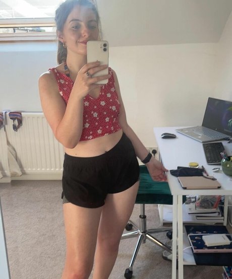 Naakte gelekte OnlyFans-foto van Averytinyleaf