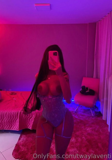 Naakte gelekte OnlyFans-foto van Twaylaventi