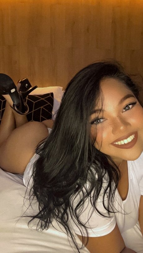 Naakte gelekte OnlyFans-foto van Curvymoanaaa