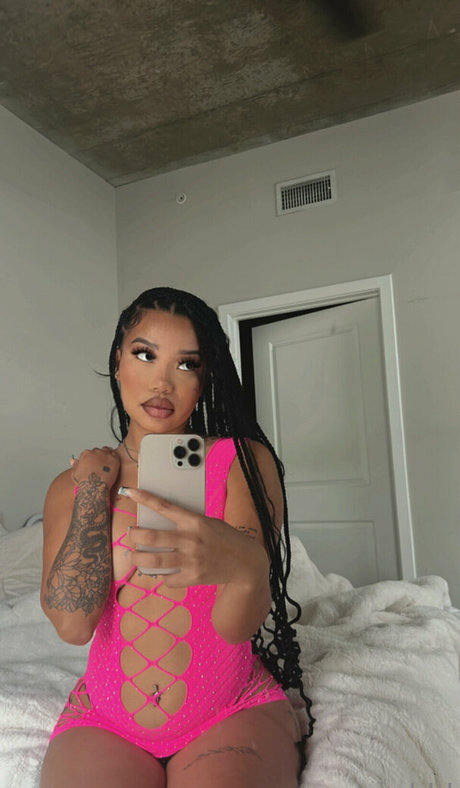 Naakte gelekte OnlyFans-foto van Mikaadenise