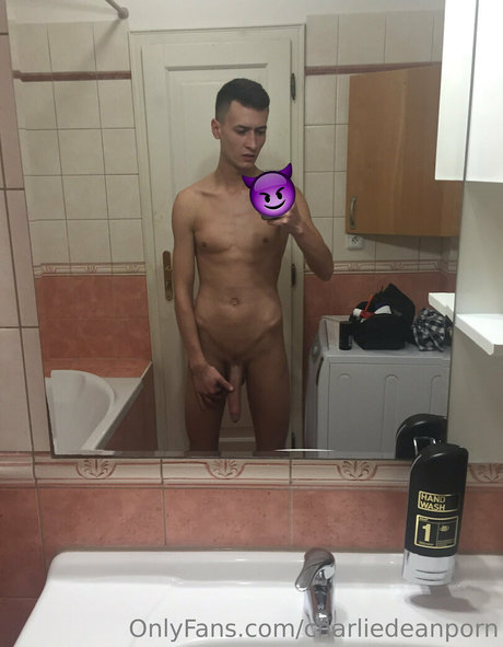 Naakte gelekte OnlyFans-foto van Charliedeanporn