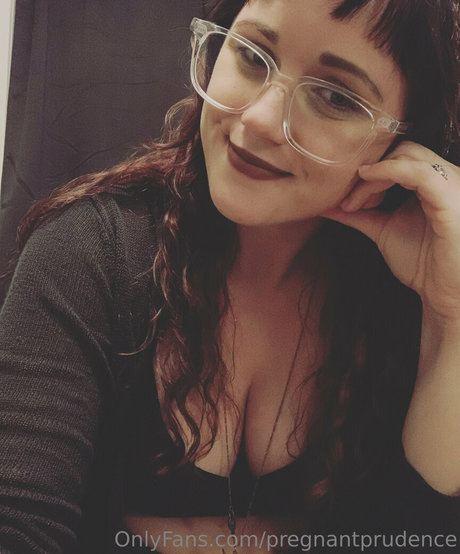 Naakte gelekte OnlyFans-foto van Pregnantprudence