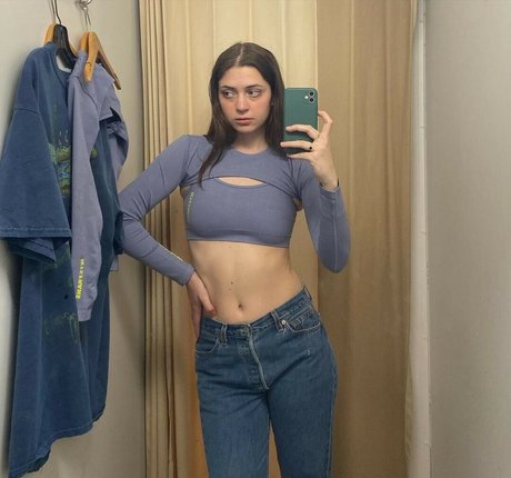 Naakte gelekte OnlyFans-foto van Lizzy Mcalpine