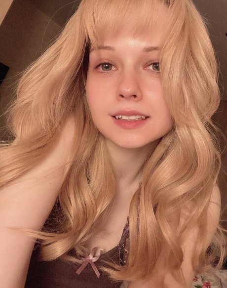 Naakte gelekte OnlyFans-foto van Xiao Elsie