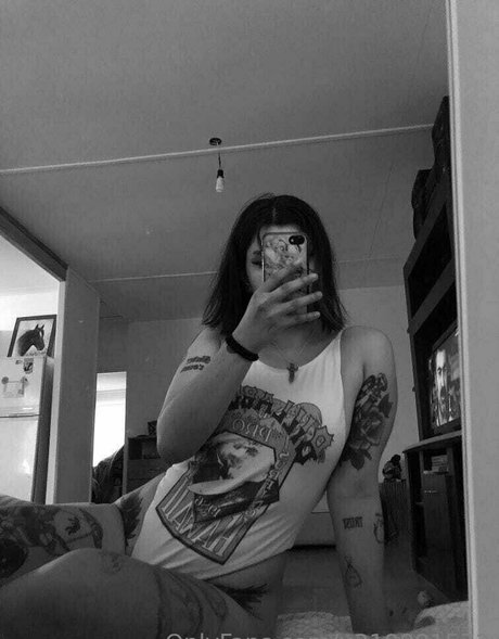 Naakte gelekte OnlyFans-foto van Loladeinnn