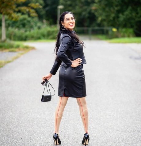 Naakte gelekte OnlyFans-foto van Natassia Crystal