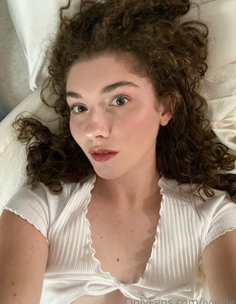 Naakte gelekte OnlyFans-foto van Ivyelle