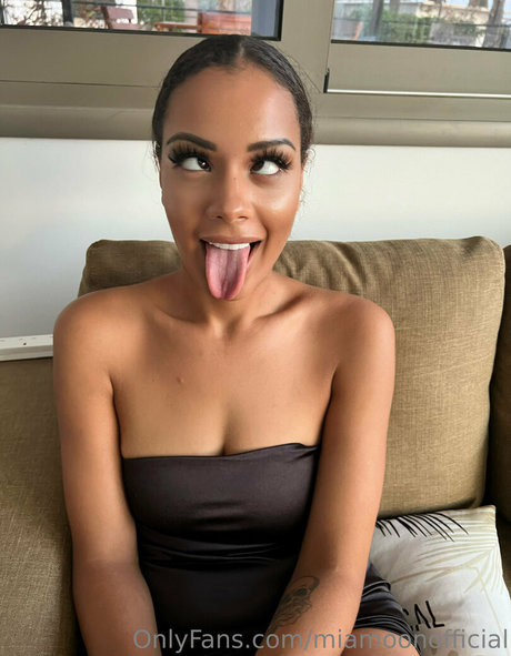 Naakte gelekte OnlyFans-foto van Miamoonofficial