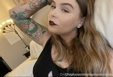 Naakte gelekte OnlyFans-foto van Nipslipnovalynn