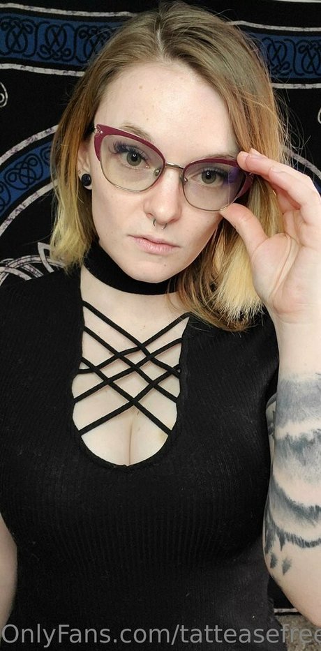 Naakte gelekte OnlyFans-foto van Tatteasefree