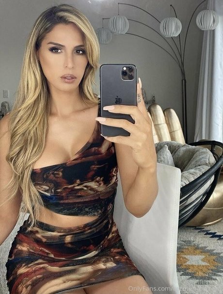Naakte gelekte OnlyFans-foto van Carmen Carrera