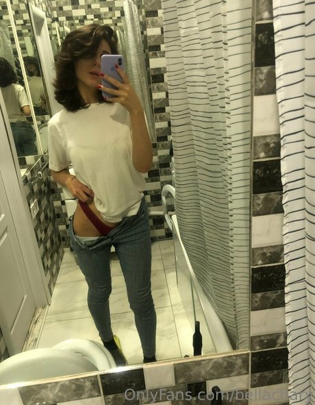 Naakte gelekte OnlyFans-foto van Bellachary