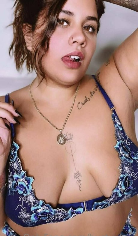 Naakte gelekte OnlyFans-foto van Bustyyyyy