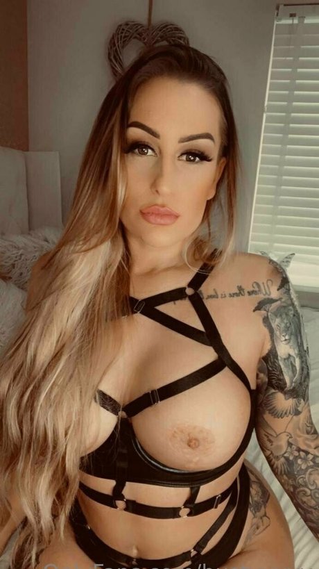 Naakte gelekte OnlyFans-foto van Bustyyyyy
