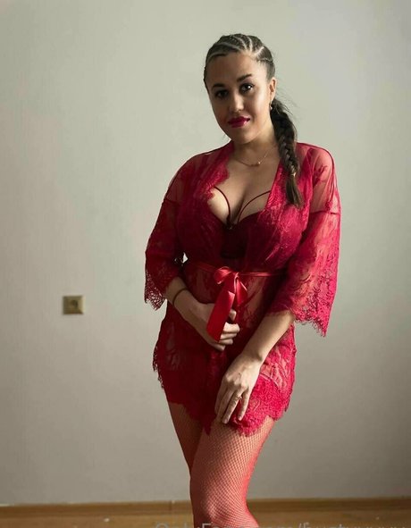 Naakte gelekte OnlyFans-foto van Bustyyyyy