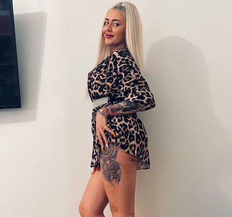 Naakte gelekte OnlyFans-foto van Aqueneisabell