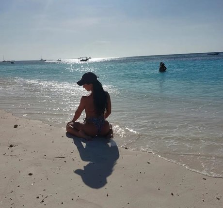 Naakte gelekte OnlyFans-foto van Suzy Hanah