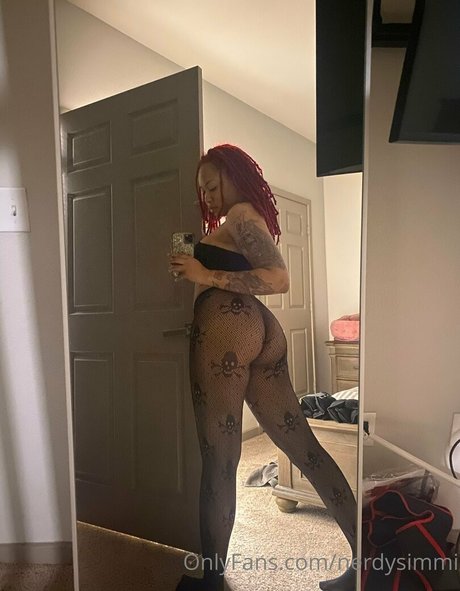 Naakte gelekte OnlyFans-foto van Nerdysimmi