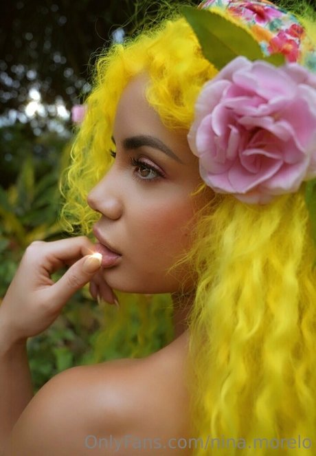 Naakte gelekte OnlyFans-foto van Ninamorelo