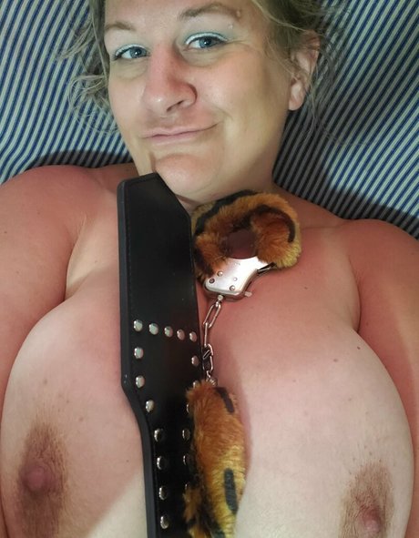 Naakte gelekte OnlyFans-foto van Lovelyloreann