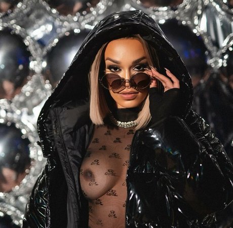Naakte gelekte OnlyFans-foto van Pearl Thusi