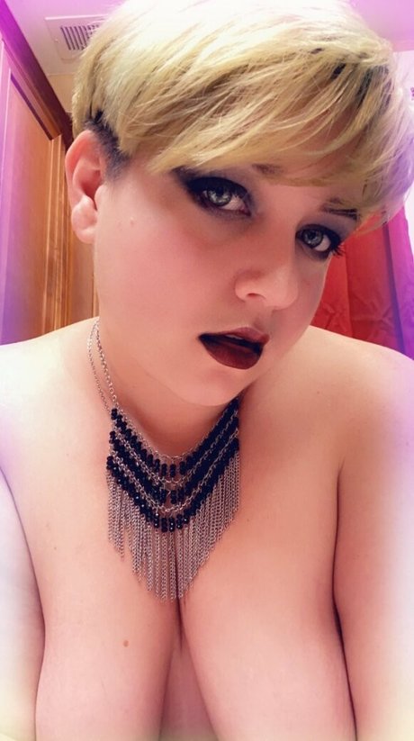Naakte gelekte OnlyFans-foto van Unsupervisedhousewife
