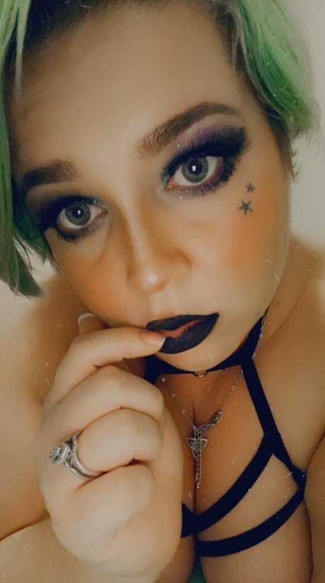 Naakte gelekte OnlyFans-foto van Unsupervisedhousewife