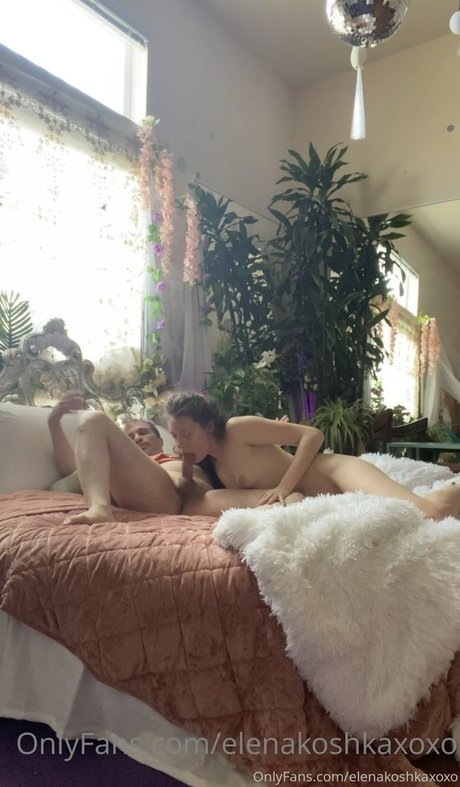Naakte gelekte OnlyFans-foto van Elenakoshkaxoxo