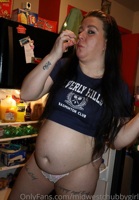 Naakte gelekte OnlyFans-foto van Midwestchubbygirl