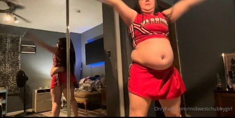Naakte gelekte OnlyFans-foto van Midwestchubbygirl