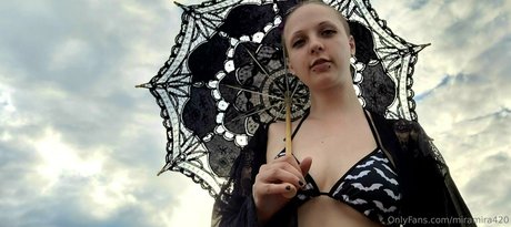 Naakte gelekte OnlyFans-foto van Miramira420