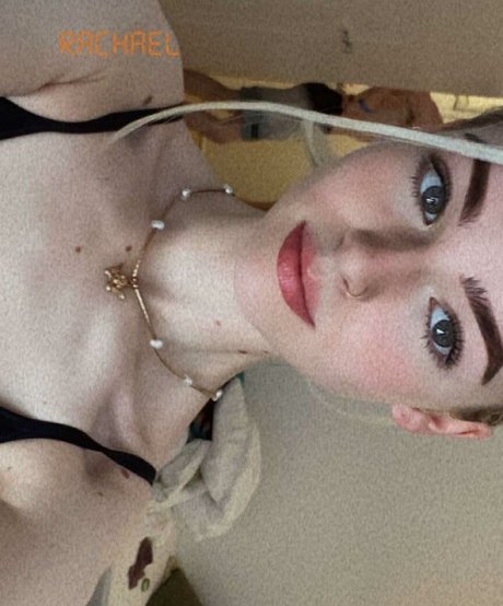 Naakte gelekte OnlyFans-foto van Heyitzrachael
