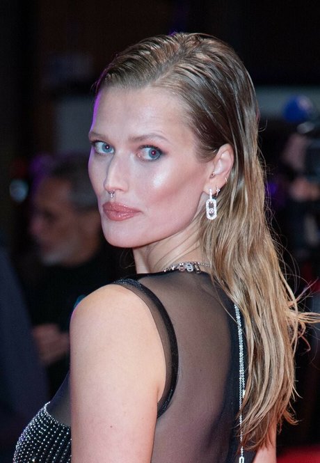 Naakte gelekte OnlyFans-foto van Toni Garrn