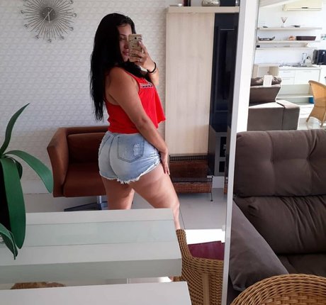 Naakte gelekte OnlyFans-foto van Anathalia Cristina