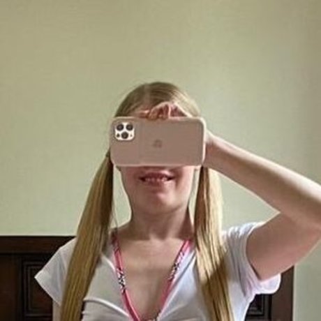 Naakte gelekte OnlyFans-foto van Little Miss Sarah