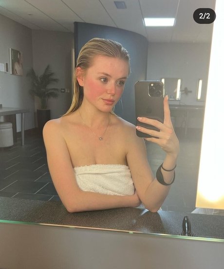 Naakte gelekte OnlyFans-foto van Olivia Miller