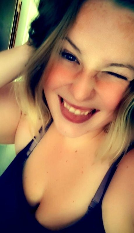 Naakte gelekte OnlyFans-foto van Thickmilkymommy