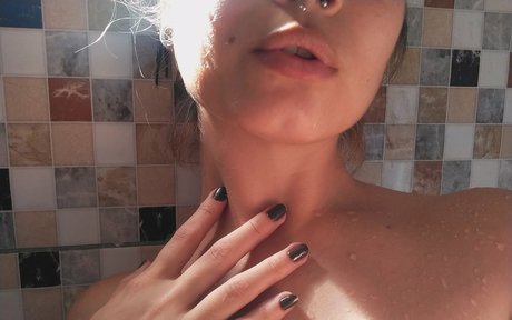 Naakte gelekte OnlyFans-foto van Ninfetinha Dele