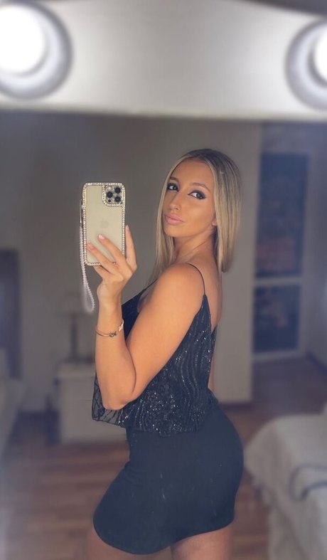 Naakte gelekte OnlyFans-foto van Bustyana