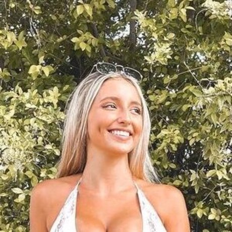 Naakte gelekte OnlyFans-foto van Bustyana