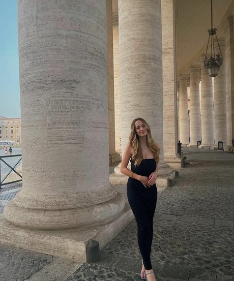 Naakte gelekte OnlyFans-foto van Charlotte Bregman