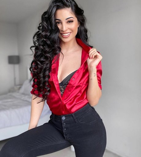 Naakte gelekte OnlyFans-foto van Elwa Saleh